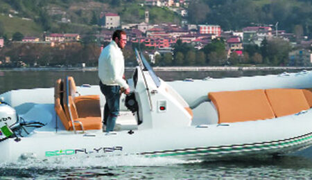 EcoFlyer 610 gommone 6 metri in navigazione