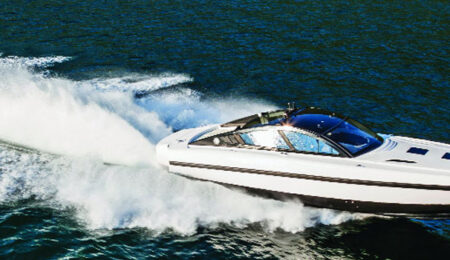 Revolver 44 GT in navigazione fotografia tre quarti