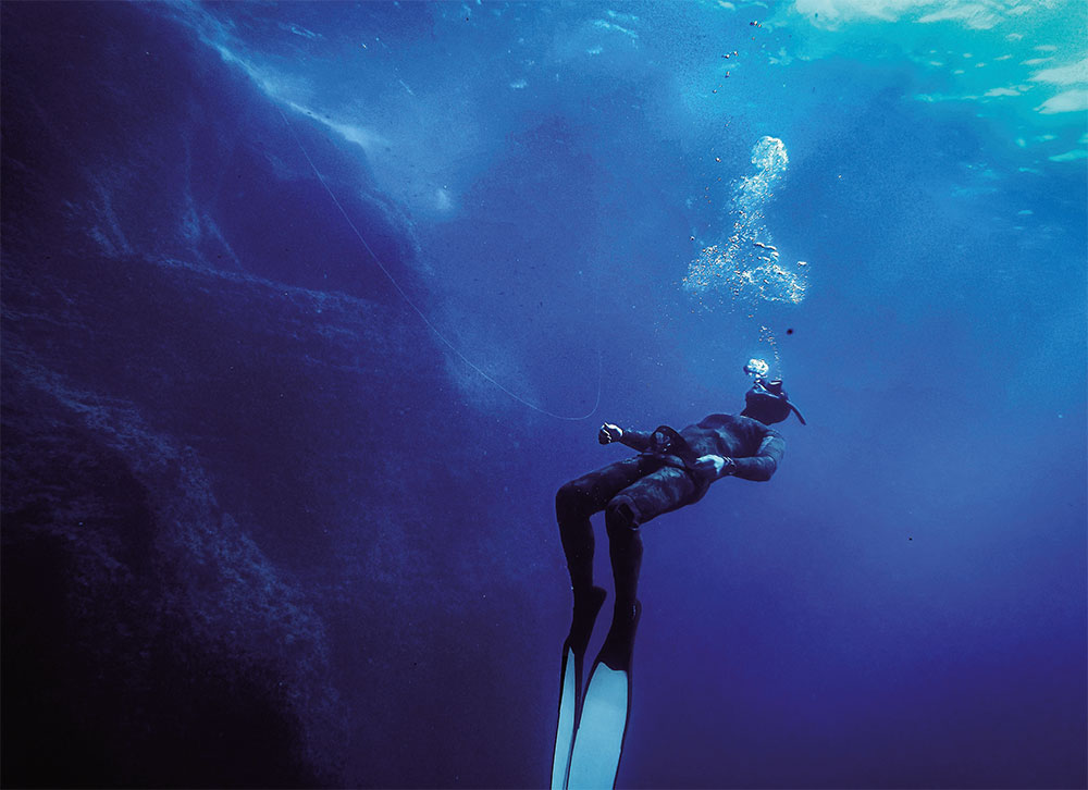 scendere sotto la superficie del mare subacquea
