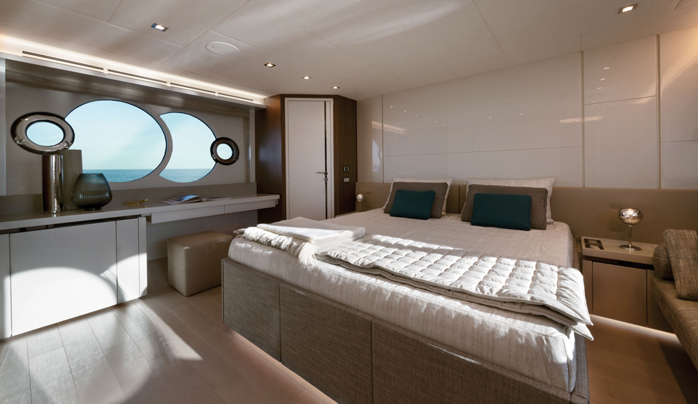 Monte Carlo Yachts 70 Skylounge 