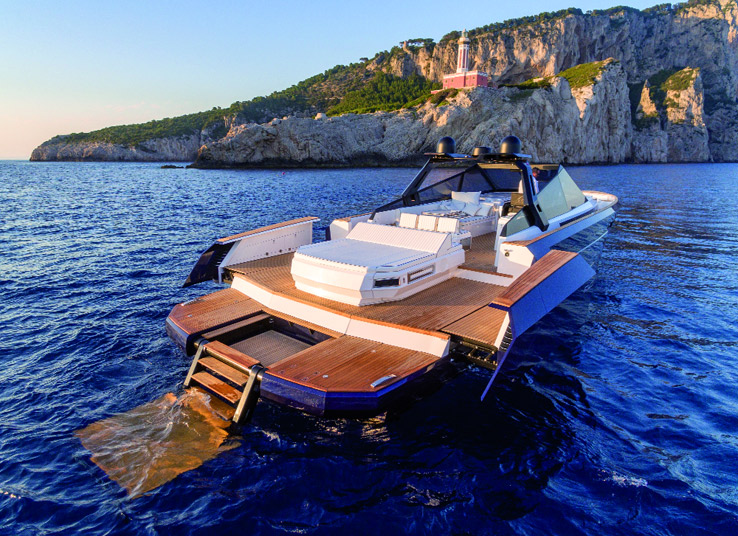 L'ammiraglia della gamma R di Evo Yachts, l’R6 Open, si caratterizza per un design sportivo e per le linee filanti. Rispetto alla versione classica l'imbarcazione si differenzia per il roll-bar in acciaio, anziché il T-Top, composto da un alettone sospeso che serve per collegare i due montanti