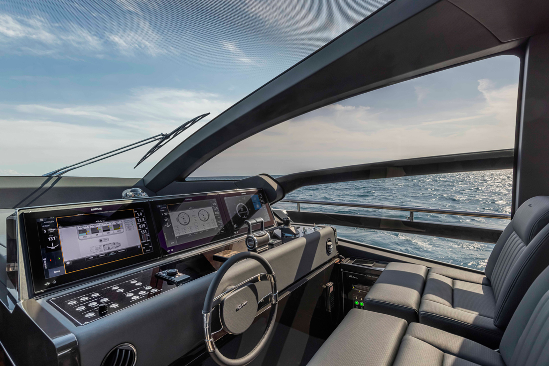 Riva 76 Perseo Super pilothouse