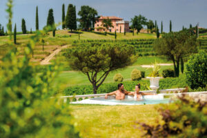 Castello-di-Spessa-piscina-esterna