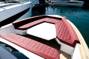 Fiart-Seawalker-35-tavolo-a-prua