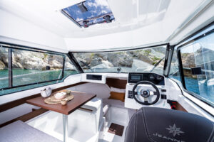 Jeanneau-Merry-Fisher-605-Série2-plancia e dinette