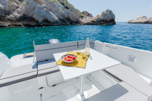 Jeanneau-Merry-Fisher-605-Série2-tavolino-fuori