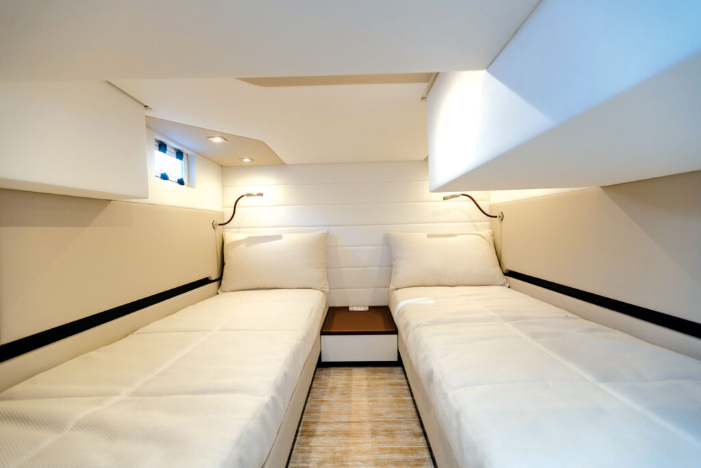 Lion-Yachts-Open-cabina-ospiti