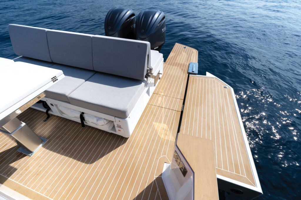 Lion-Yachts-Open-plancette-di-poppa