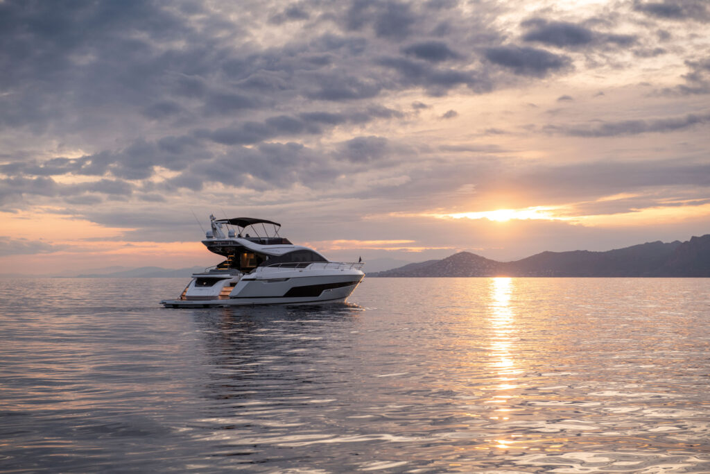 FAIRLINE-PHANTOM-65-profilo-tramonto