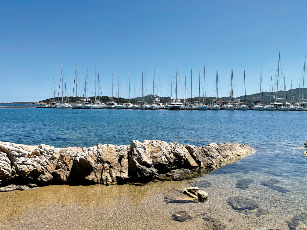 marina-cala-dei-sardi-costa-smeralda-vista-dalla-spiaggia-acqua-cristallina-riva