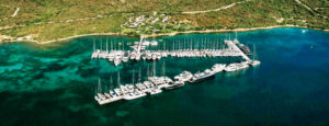 marina-cala-dei-sardi-vista-aerea-golfo-di-cugnana-ormeggi-costa-smeralda