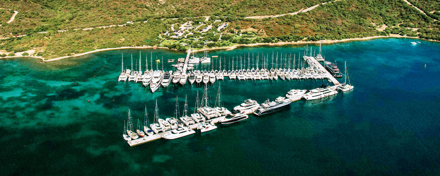 marina-cala-dei-sardi-vista-aerea-golfo-di-cugnana-ormeggi-costa-smeralda