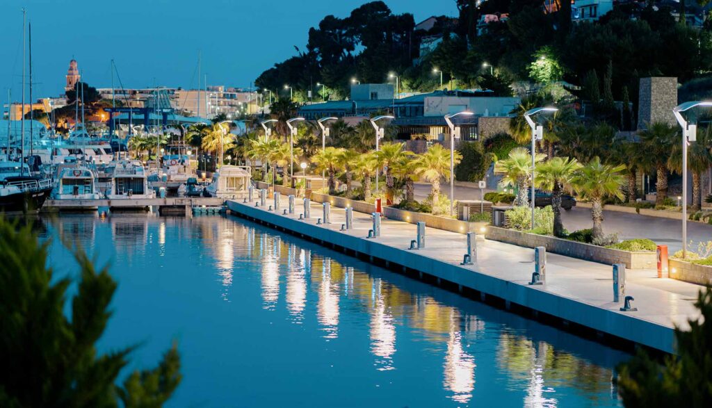 marina di san lorenzo vista sulla banchina di sera atmosfera porto