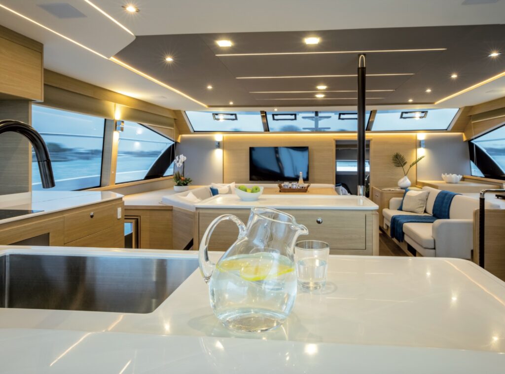 interni Aquila 54 Yacht catamarano a motore