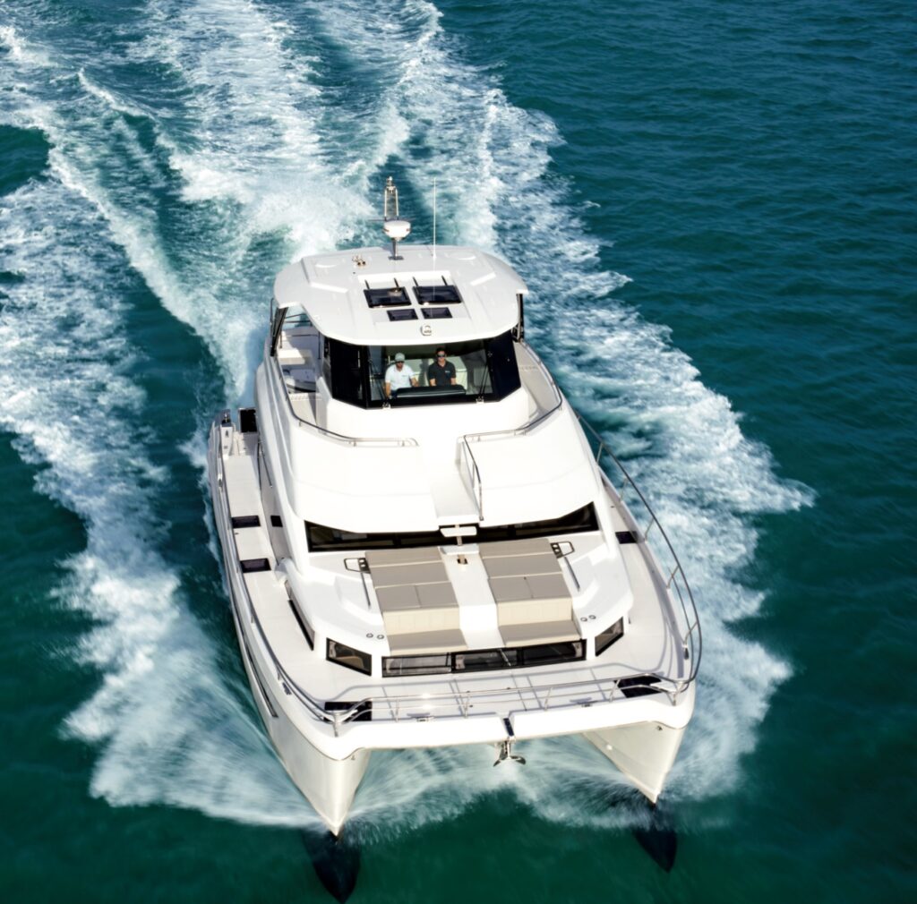 Aquila 54 yacht con accesso al fly da prua 
