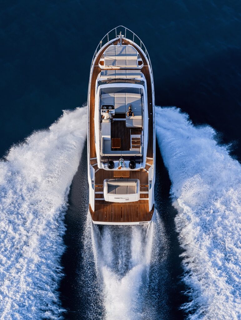 Ferretti Yachts 580 in navigazione
