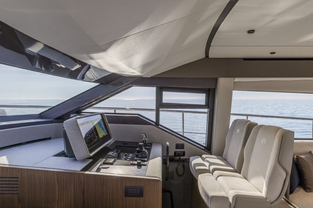 Ferretti Yachts 580 zona di pilotaggio
