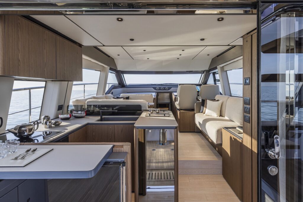 Ferretti Yachts 580 main deck