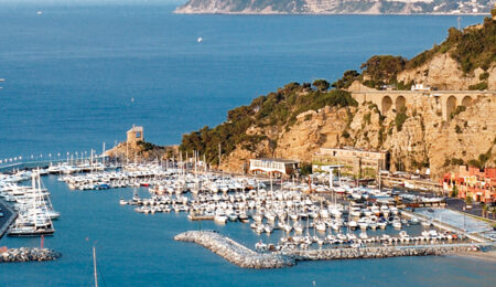 marina-di-alassio-in-lguria-vista-del-promontorio-con-la-scritta-alassio