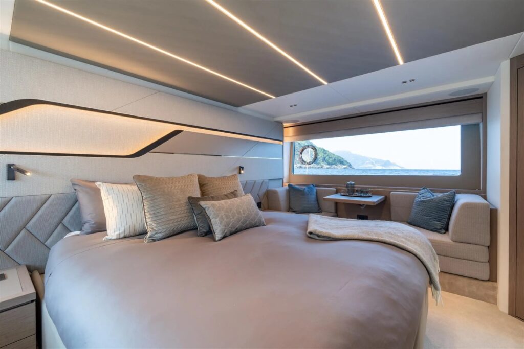 75 sport yacht cabin 