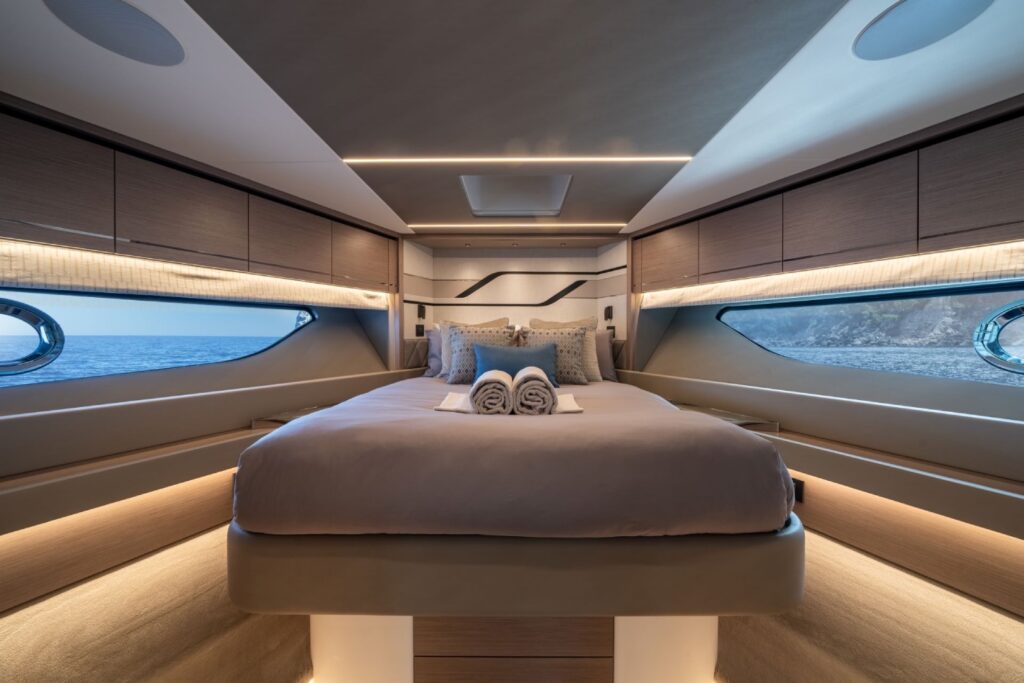 VIP cabin Sunseeker 75 Sport