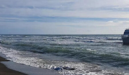 yacht fregene in approccio alla spiaggia