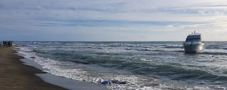 yacht fregene in approccio alla spiaggia