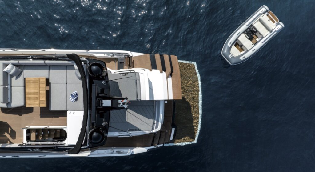 75 Sport yacht fly