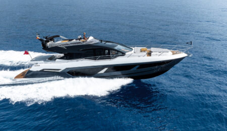 Sunseeker 75 Sport Yacht in navigazione