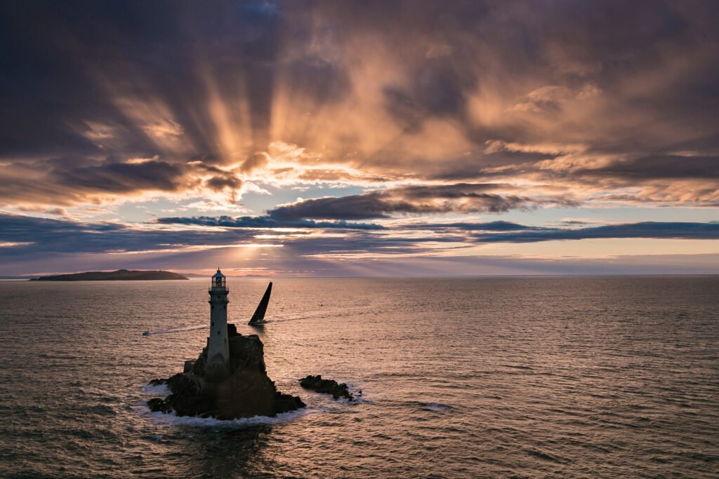 Fotografia Mare con Faro e Barca a Vela
