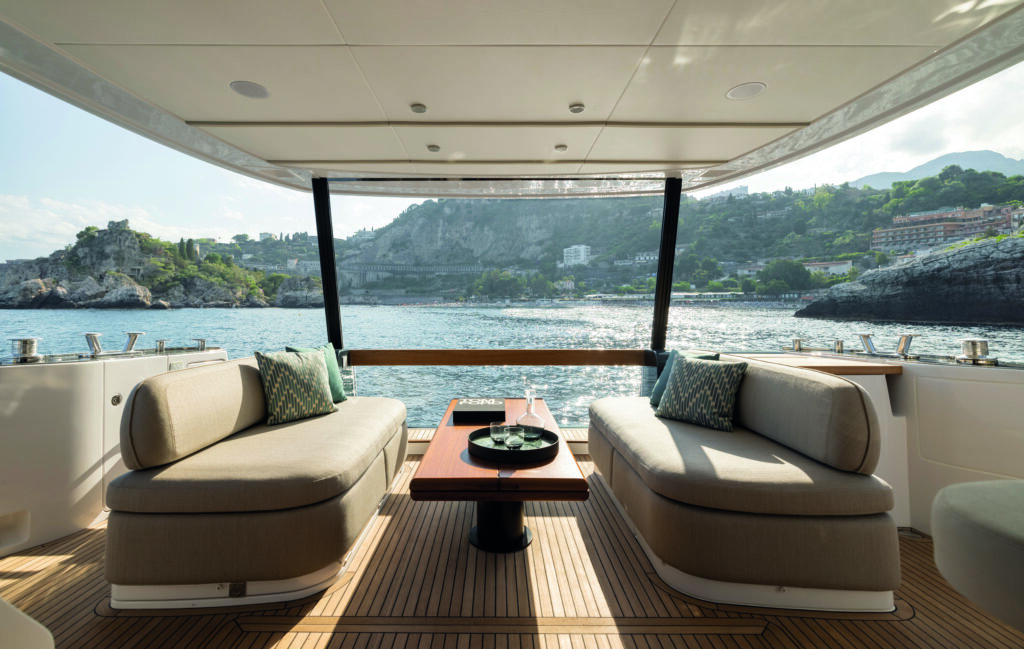 Azimut Magellano 60 pozzetto con area relax