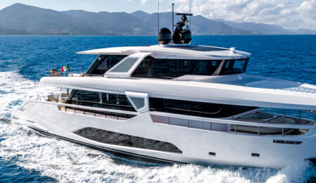 Ferretti Yachts Infynito 90 in navigazione