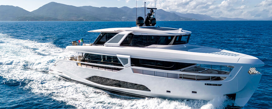 Ferretti Yachts Infynito 90 in navigazione