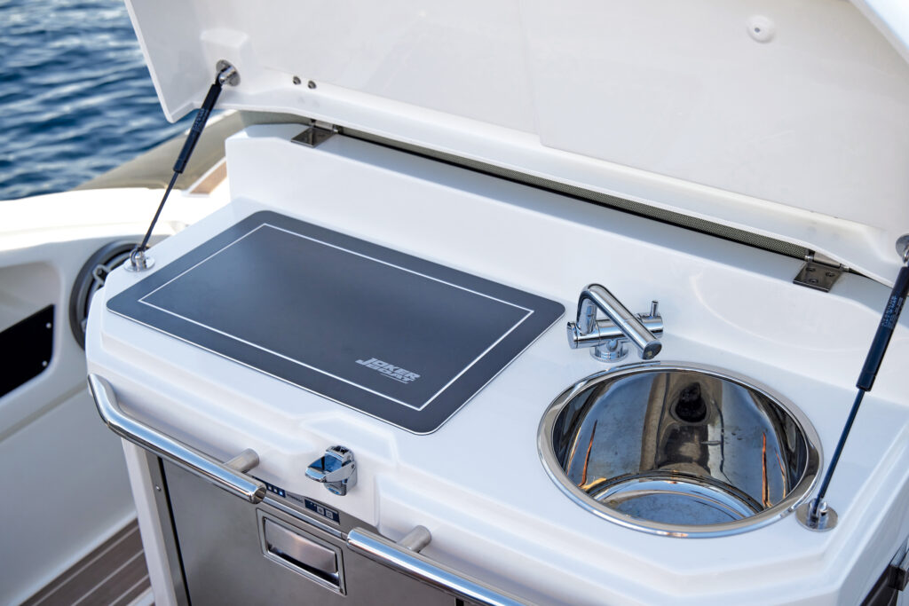 Joker-Boat-32-mobile-cucina-con-fornelli-a-induzione-e-lavabo