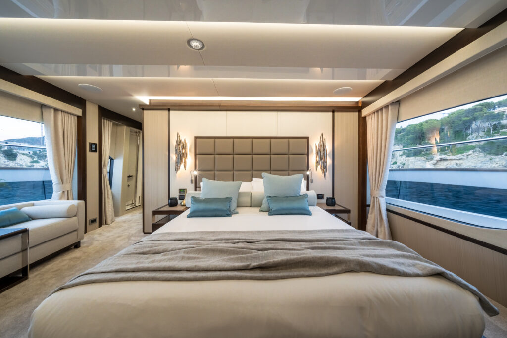 Cabina Armatoriale con letto matrimoniale e vista tacht Sunseeker 95