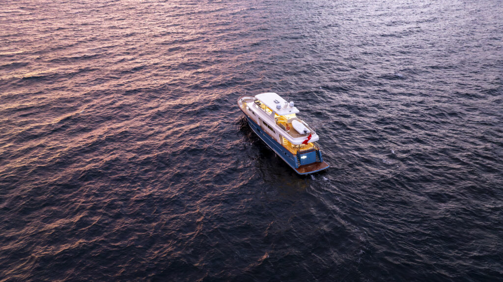 Yacht 28 metri in navigazione foto dall'alto in mare aperto 