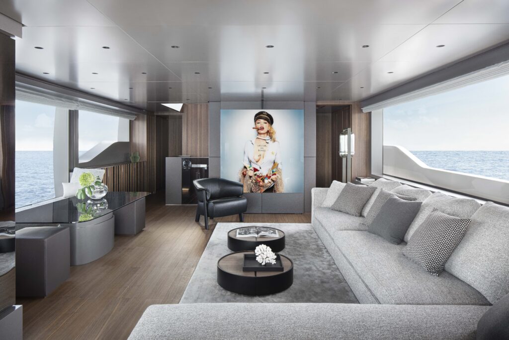 Sanlorenzo SL90A area living e relax con divano e vetrata