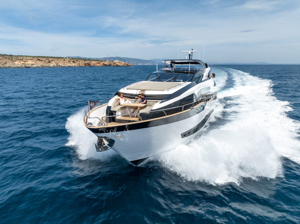 Yacht Sunseeker 95 in navigazione foto tre quarti