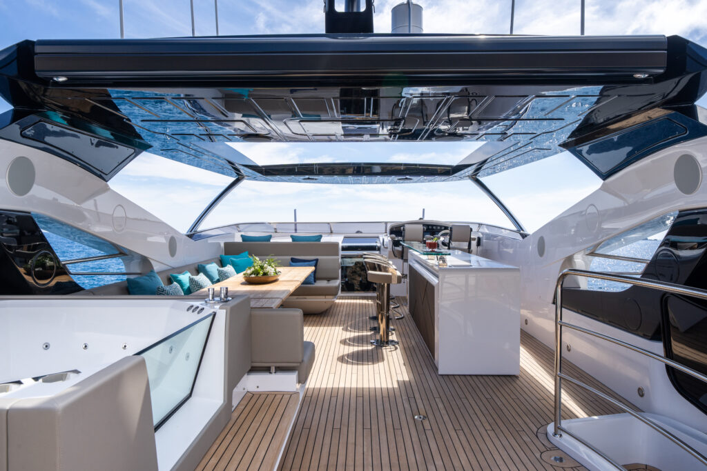 Yacht Sunseeker 95 jacuzzi con vista su area relax e bar