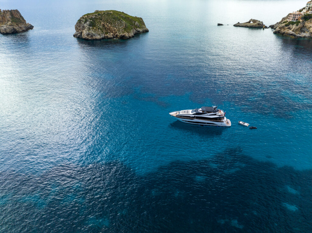 Panoramica Yacht Sunseeker 95 in navigazione