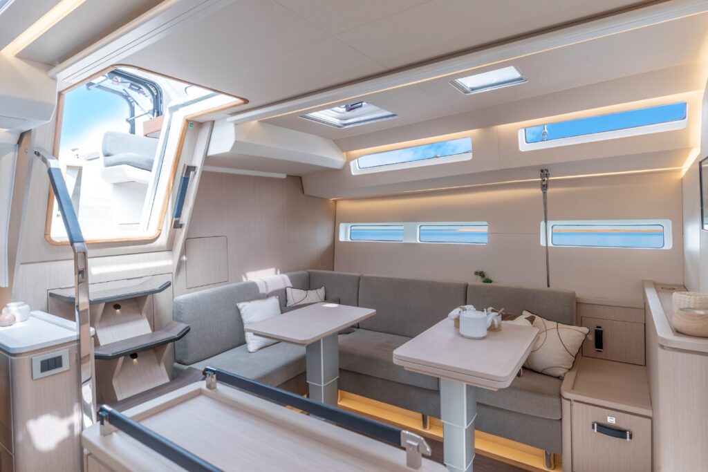 Jeanneau_Yachts_55_ingresso