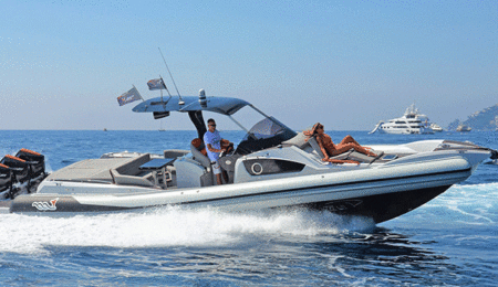 MV Marine gommone a motore in navigazione
