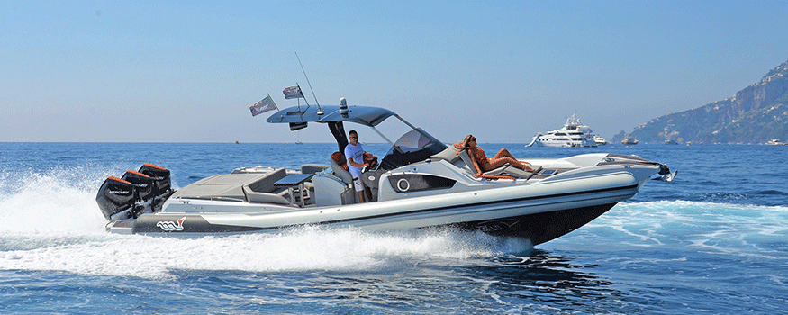 MV Marine gommone a motore in navigazione