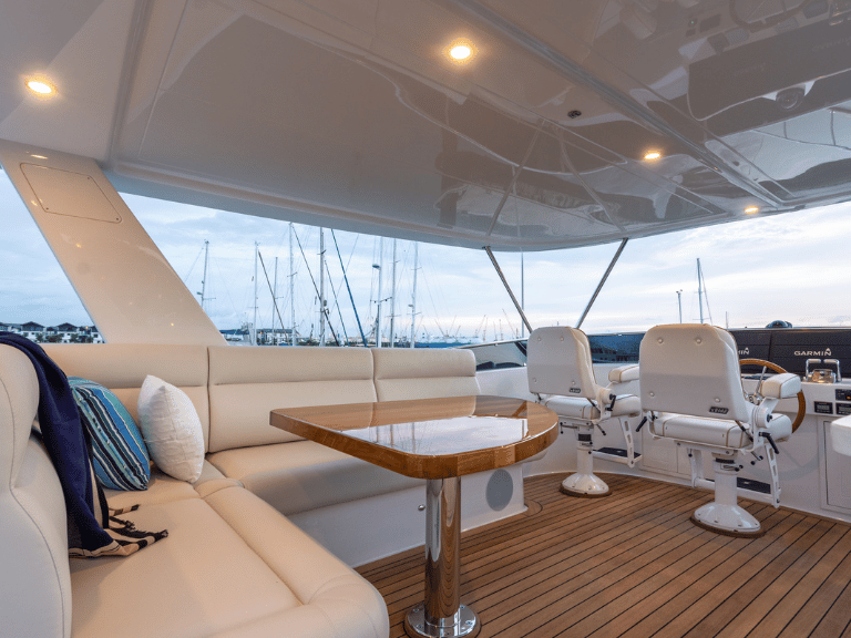 Postazione pilota yacht Grand Banks 54