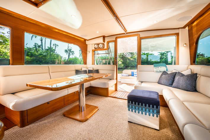 Area living e relax con vista su zona di poppa yacht gb54