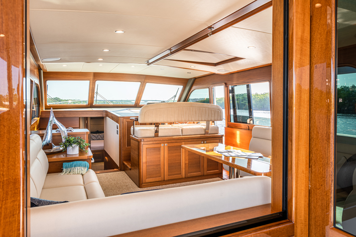 cabina di pilotaggio con area relax yacht gb54