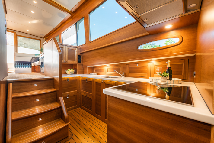 design interni e cucina yacht gb54