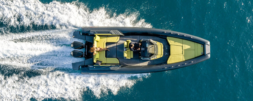 lomac-turismo-9.5-prova-in-mare-con-mercury-verado-v8-300-hp-vista-dall-alto-gommone-navigazione-cover