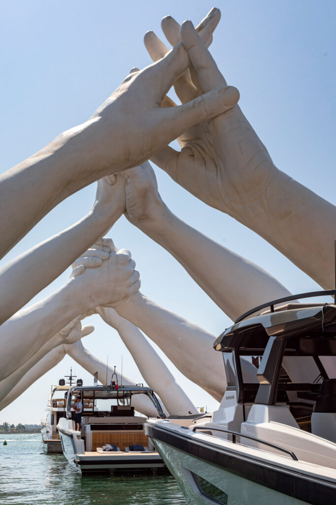 building-bridges-le-mani-salone-nautico-venezia-2024-lorenzo-quinn-ponti