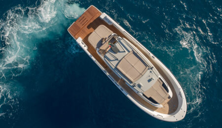 sanlorenzo-bluegame-salone-nautico-venezia-2024-bg42-in-navigazione-vista-dall-alto